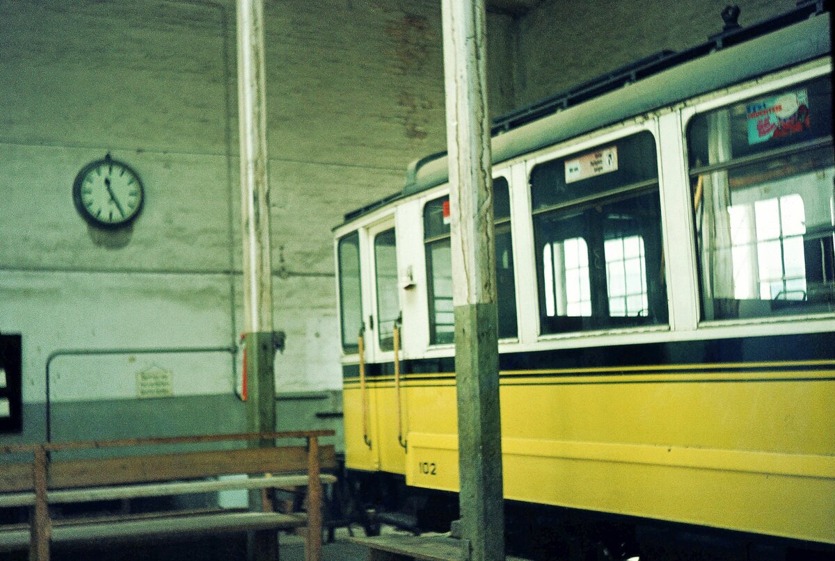 Zahnradbahn Stuttgart__Kleiner Rückblick am selben Ort : in den alten Hallen (heute nicht mehr für die Zb genutzt),gegenüber der letzten Unterkunft des Tw 1002, stand genau 50 Jahre zuvor, im Mai 1973 der Tw 102 (ME, 1935) ausrangiert auf dem endgültigen Abstellgleis. Ein Jahr später wurde er verschrottet . . .__Mai 1973