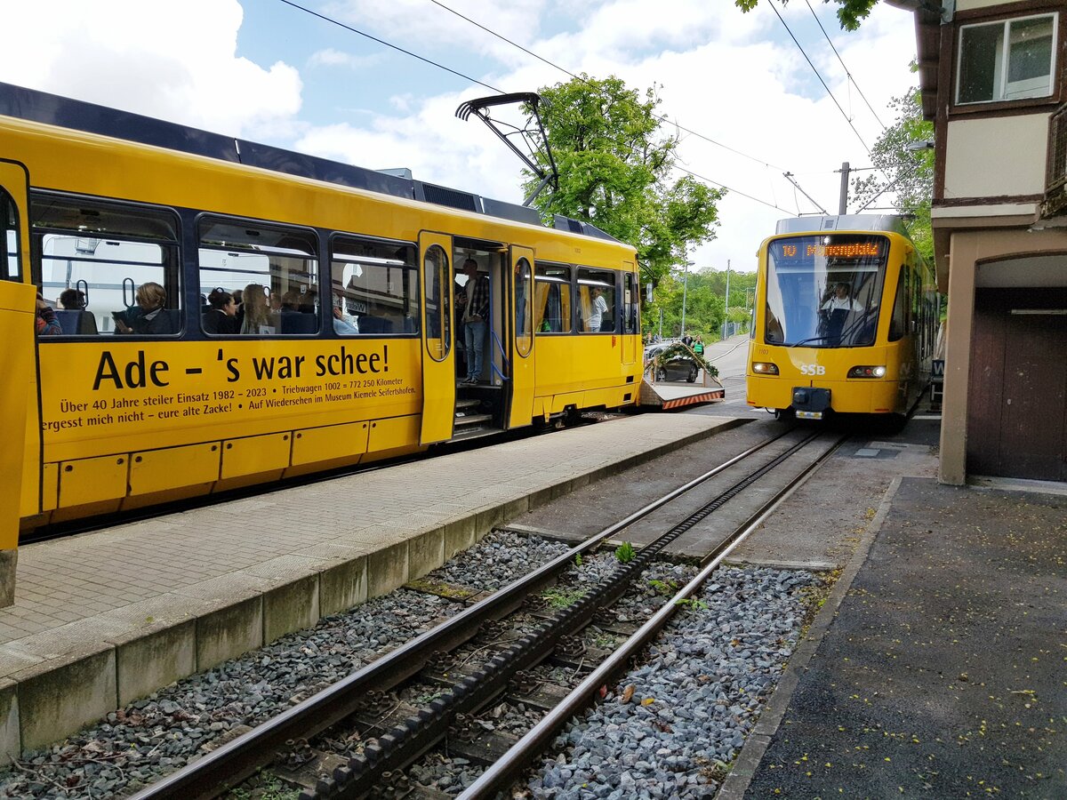 Zahnradbahn Stuttgart__ZT 4.1 Nr. 1002 am letzten Tag im Fahrgastbetrieb wartet bei der Bergfahrt an der Ausweiche 'Wielandshöhe' die Vorbeifahrt eines seiner Nachfolger ab.__14-05-2023