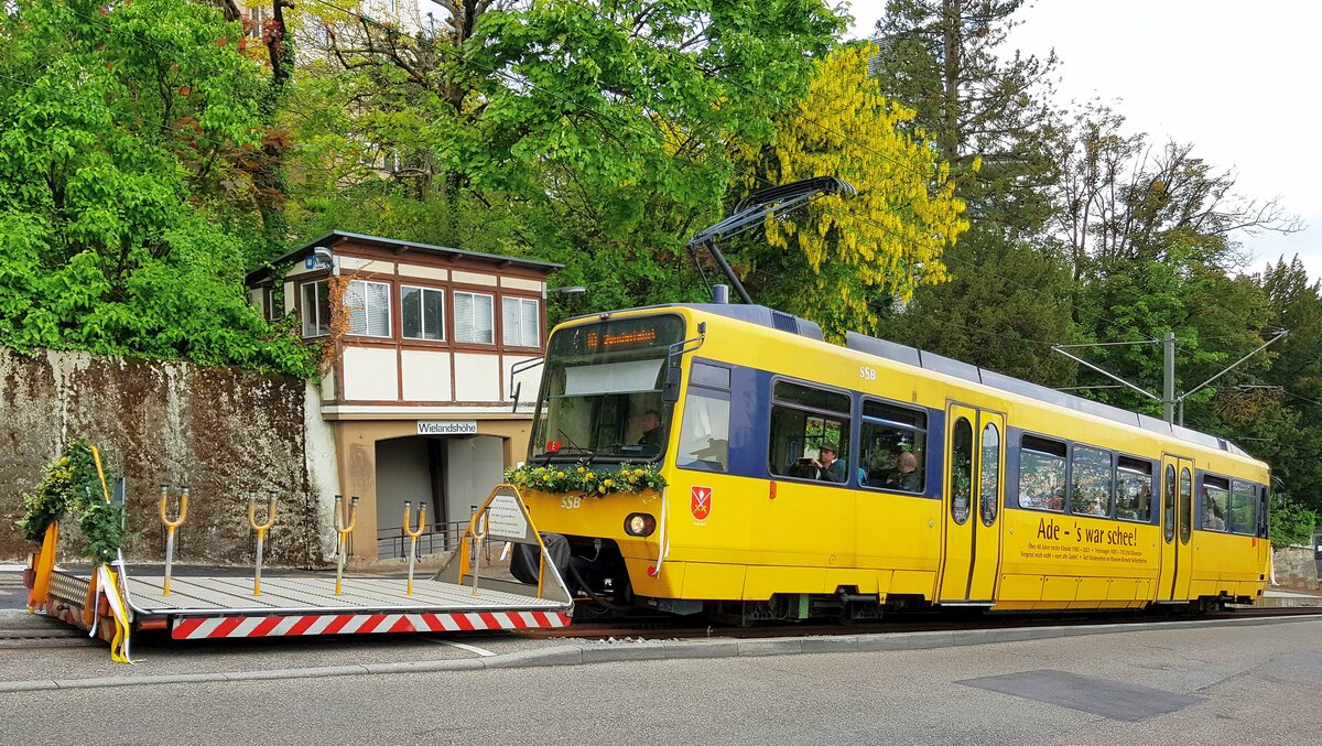 Zahnradbahn Stuttgart__ZT 4.1 Nr. 1002 passiert bei seinen Abschiedsfahrten am 14.Mai das Stellwerk an der Wielandshöhe.__14-05-2023