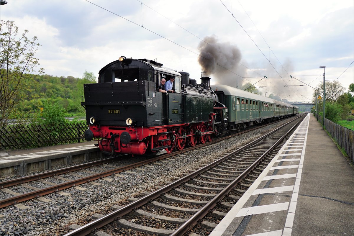 Zahnraddampflok 97 501 der Zahnradbahn Honau- Lichtenstein e.V. durchfährt anlässlich einer Sonderfahrt am 22.04.2018 den Haltepunkt Lustnau.