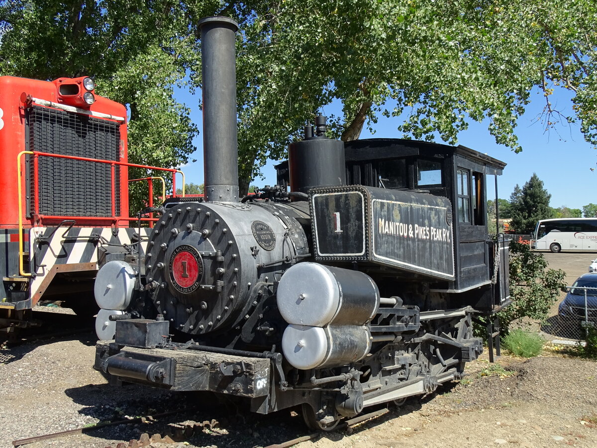 Zahnradlok #1 der Manitou and Pike’s Peak Railway im Colorado Railroad Museum Golden am 15.9.2017. Dieses Exemplar ist Baujahr 1893 von den Baldwin Locomotive Works.
Von den 7 gebauten Exemplaren sind noch 4 vorhanden, #5 steht im Ort Manitou Springs und #4 ist betriebsfähig für Sonderfahrten.

