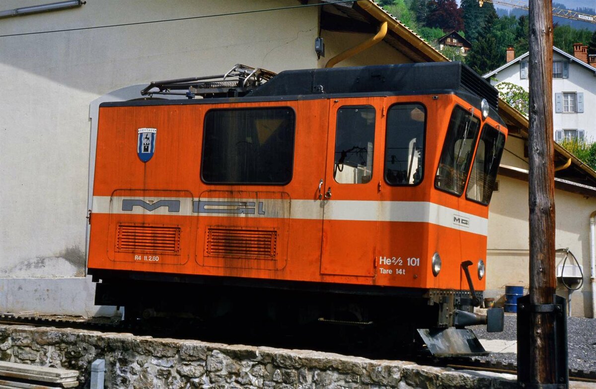 Zahnradlok He 2/2 101 vor dem Depot von Glion. Die Lok wirkte noch sehr neu.
Datum: 18.05.1986