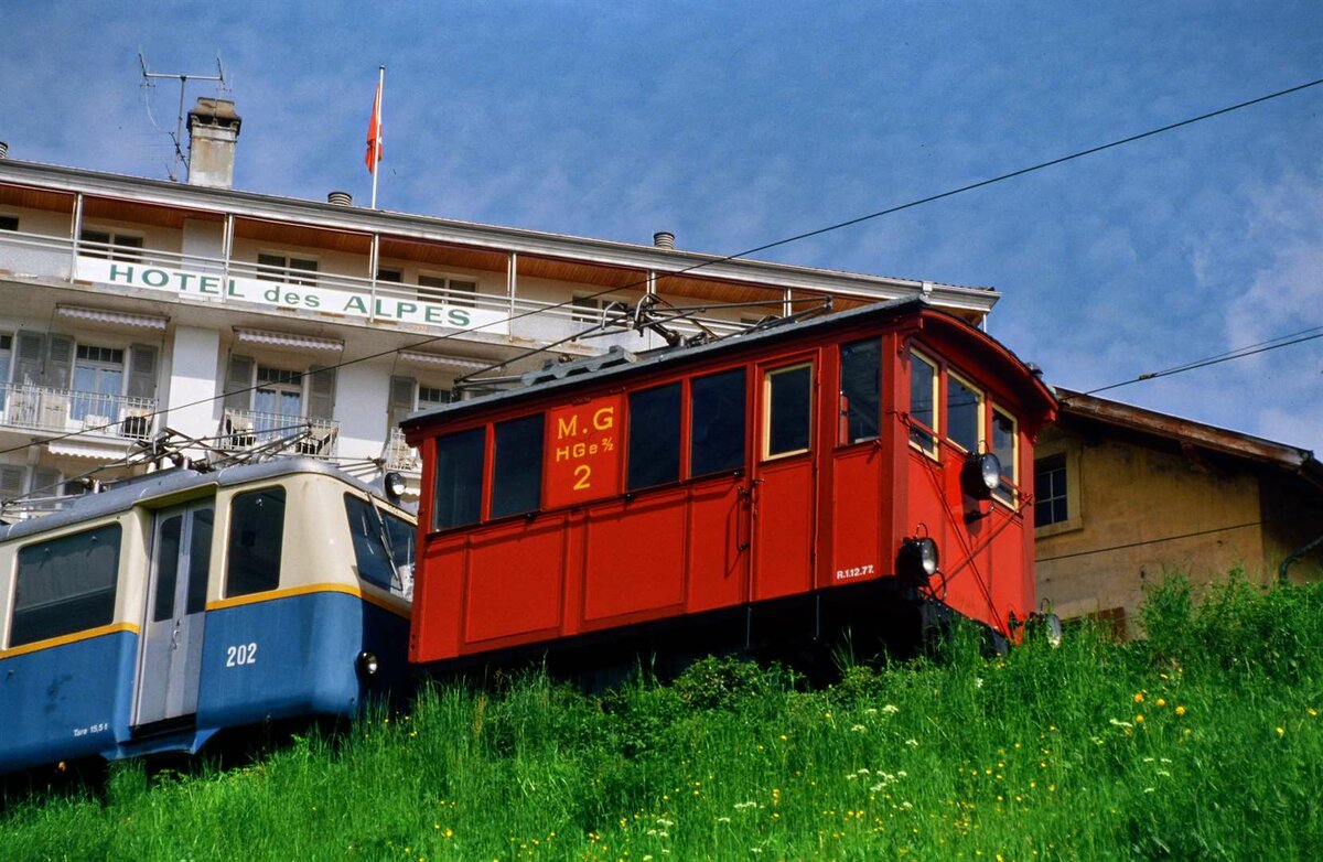 Zahnradlok HGe 2/2 No.2 und Bhe 2/4 202 vor dem Depot von Glion.
Datum: 18.05.1986