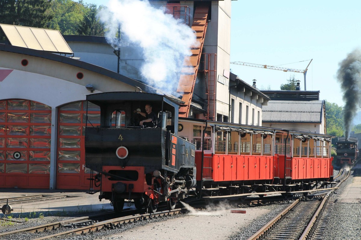 Zahnradlok Nr 4 “Hannah” der Achenseebahn und im Hintergrund Zahnradlok Nr 2 “Jenbach” (Wiener Lokomotivfabrik Floridsdorf, Baujahr 1889) der Achsenseebahn mit Regionalzug R3 Jenbach-Achensee Schiffsstation auf Bahnhof Jenbach am 2-8-2013.