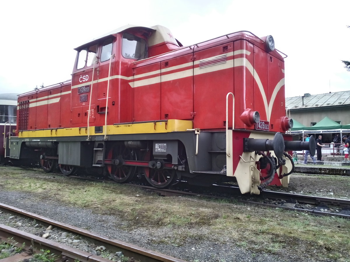 Zahnradlokomotive Rakušanka T 426.003 im Bahnhof Kořenov am 2.7.2017.