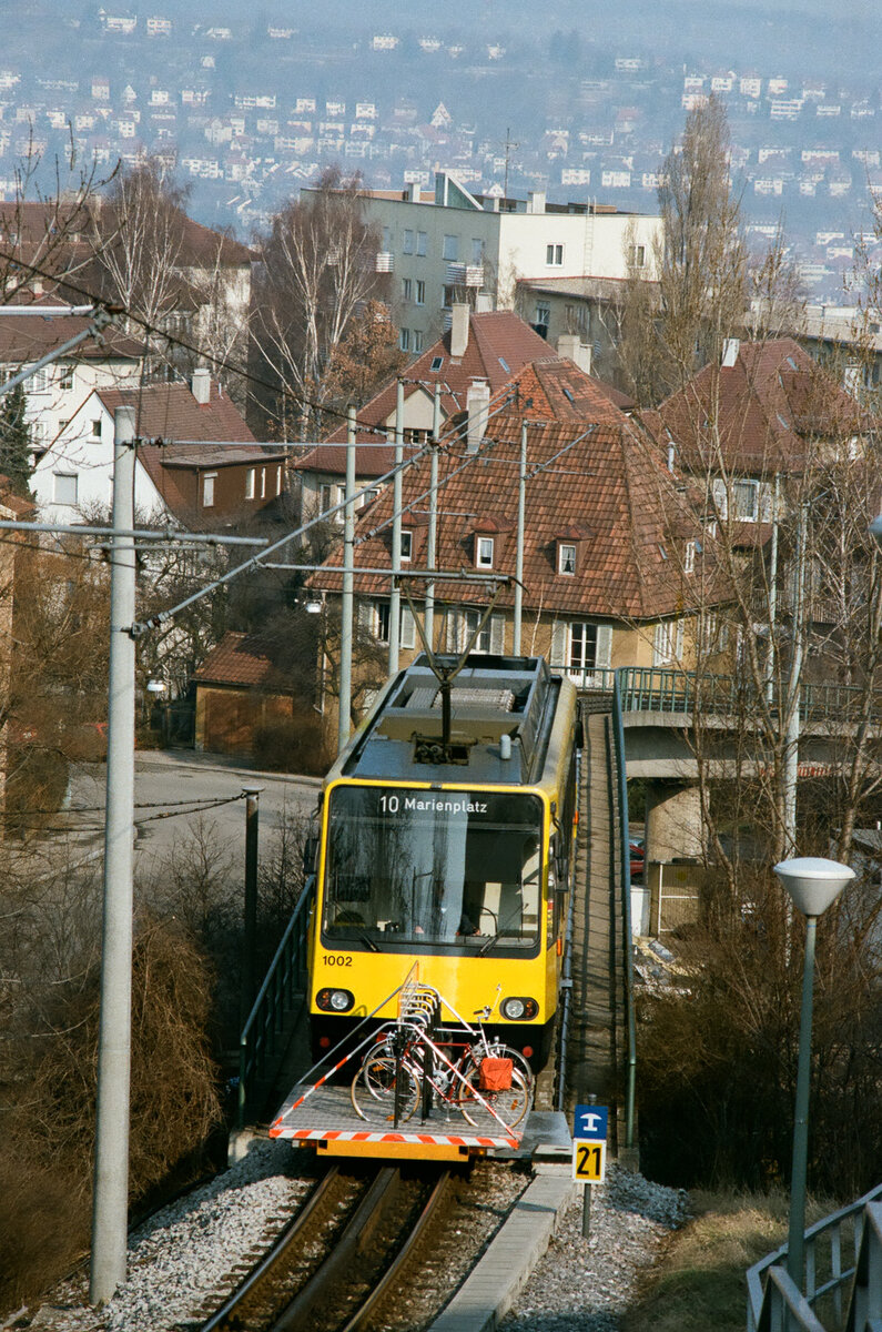 Zahnradstadtbahnwagen der Baureihe ZT 4.1 (MAN) mit einem Fahrradvorstellwagen auf der Brücke der Stuttgarter Zahnradbahn über die Neue Weinsteige (1984)