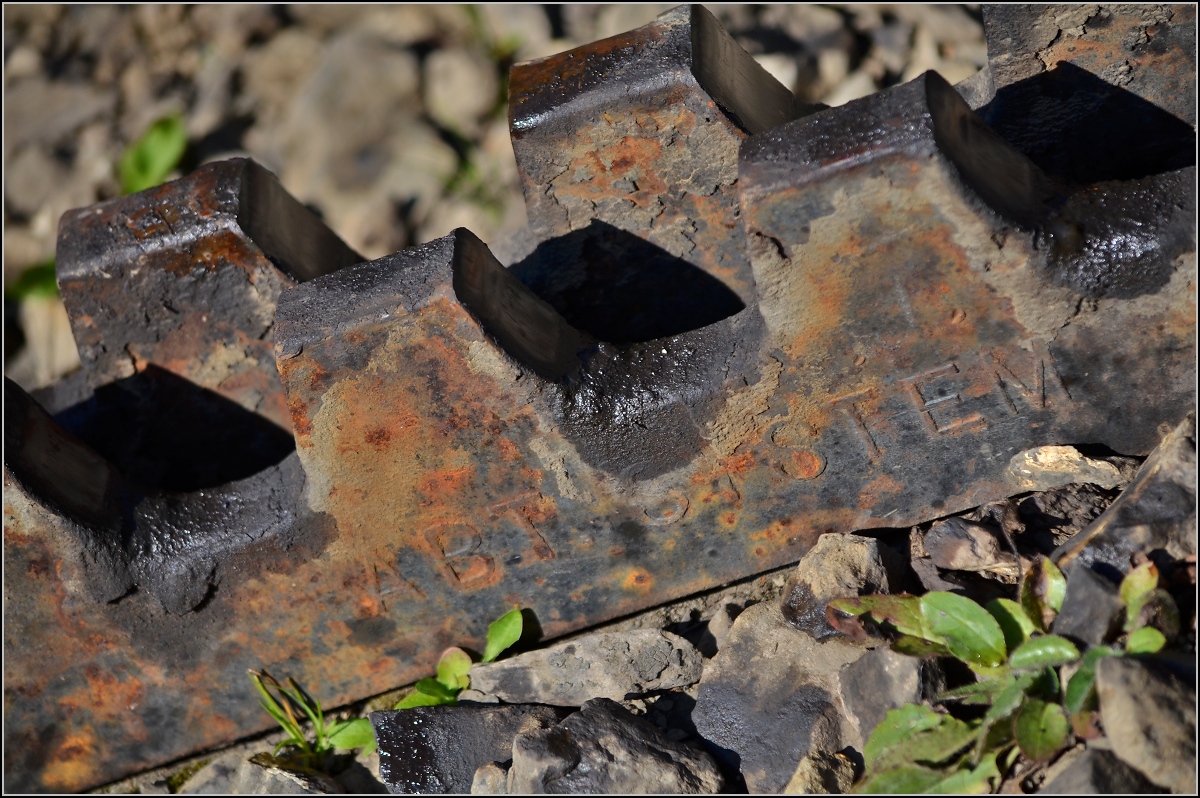 Zahnstange (System Abt) der Brienz-Rothorn-Bahn im Oktober 2011. Auch dieses Stück dürfte Teil der Originalausstattung dieser Bahn sein.