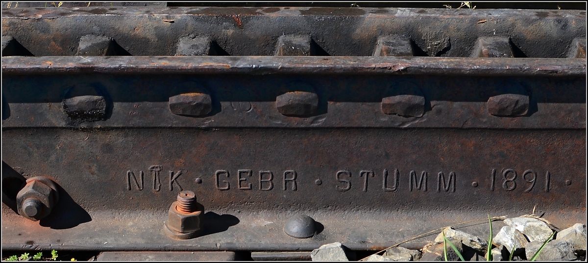 Zahnstange (System Riggenbach) der Schynige-Platte-Bahn im Oktober 2011. Hergestellt bei Gebr. Stumm 1891, heute ein Teil der Saarstahl AG.