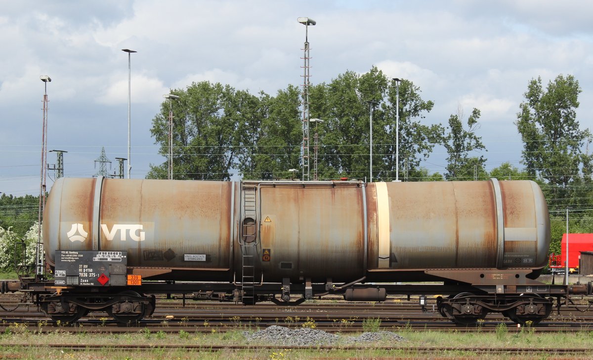 Zans Nr. 37 RIV 80 D-VTGD 7836 375-1 wird am 14.05.16 in Gremberg zusammen mit anderen Kesselwagen aus der Einfahrgruppe gezogen. Ladegut Vinylacetat,stabilisiert (Warntafel 339/1301).