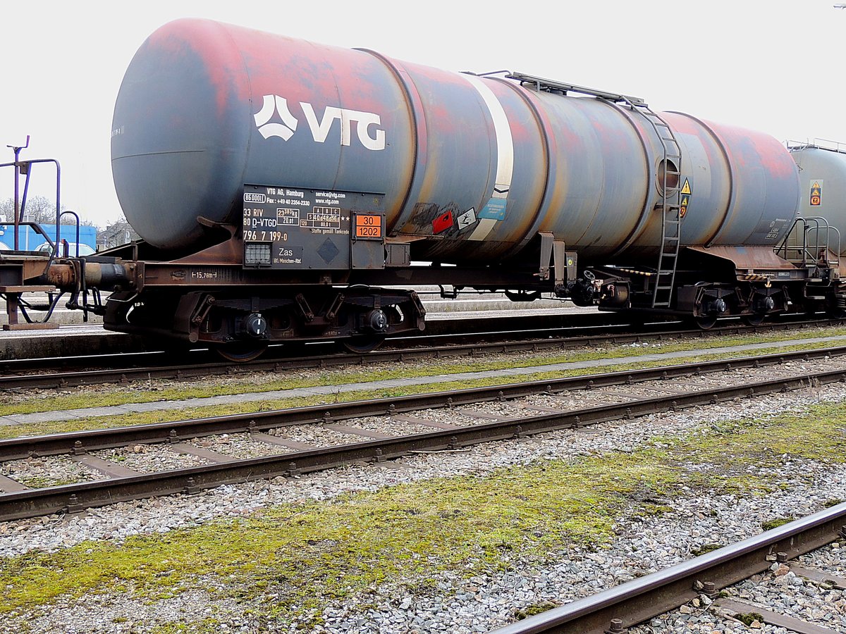 Zas 3380(D-VTGD)7967199-0, eingereiht in GZ75855 im Bhf. Ried, zeigt erhebliche Verwitterungsspuren; 160205
