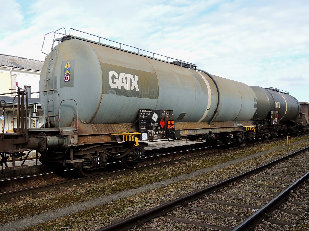 Zas 3380(G-GATXD)7956063-1, wird nach seiner Entleerung, mit GZ78855, den Bhf. Ried in Richtung Wels-Vbf verlassen; 140221