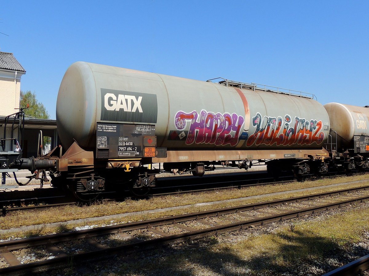 Zas 3380(G-GATXD)7957694-2,  lt. Gefahrenguttafel (30-1202; Diesel/Heizöl) verlässt mit GZ75855 den Bhf. Ried; 160429