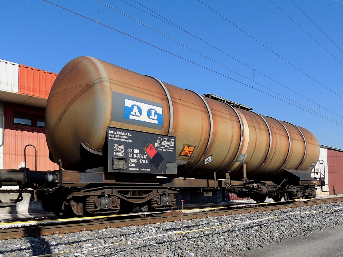 Zas 3381(A-ARETZ)7856170-4; transportiert ltl. Gefahrenguttafel Erdöl, und ist als letzter Wagen in einem Güterzug gereiht, nächst Amstetten; 140225
