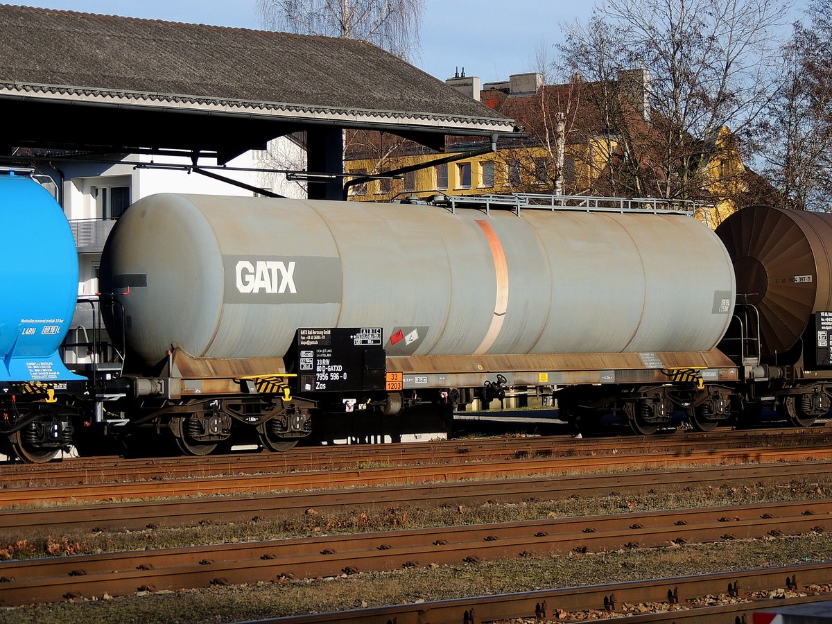 Zas_3380(D-GATXD)7956596-0 war lt. Gefahrentafel(33-1203) mit Benzin beladen, und steht am Bhf. Ried zum Abtransport bereit; 141212