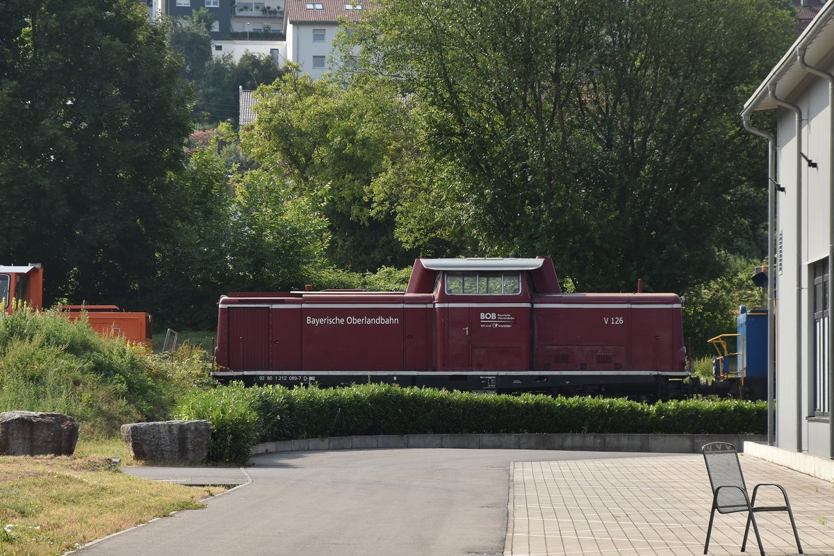 Zaunblick, am Samstag den 14.7.2018 bei Gmeinder Getriebebau auf das Betriebsgleis von Gmeinder/Zargo. Hier unschwer zu erkennen ist die BOB V126 die wohl zu Arbeiten im Gelände stand. Das Foto entstand von der Anton-Gmeinder-Straße übers Werkstor hinweg.