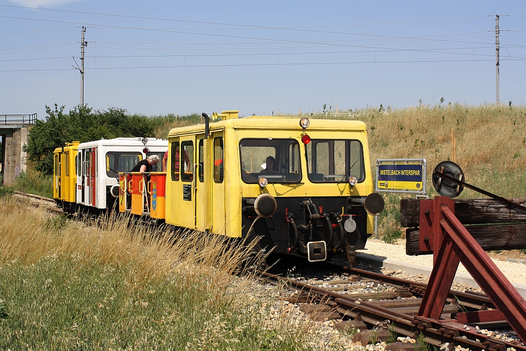 Zayataler Schienentaxi, bestehend aus VSS X626.192, X501.6113, X501.0002 und X626.172 (v.L.n.R.), am 05.Juli 2015 in der neuen Endstelle Mistelbach Interspar.
