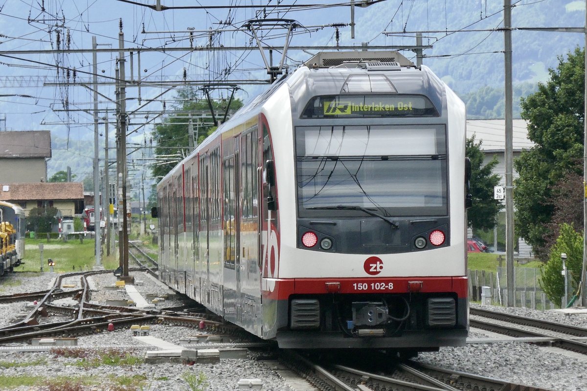 ZB Adler ABeh 150 102 verlässt am 24.5.20 den Bahnhof Meiringen wieder in Fichtung Interlaken.