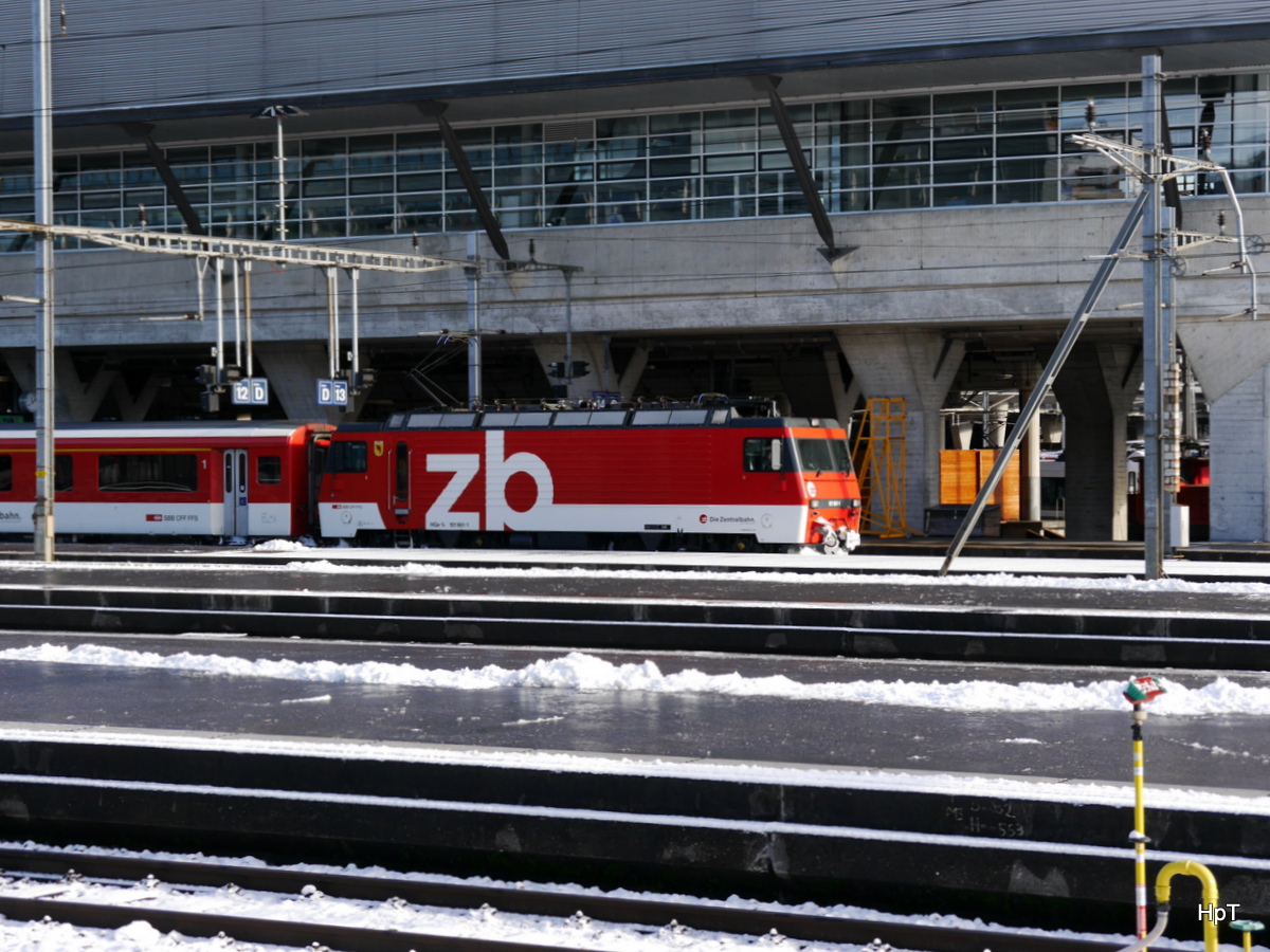 zb - Ausfahrende HGe 4/4 101 961-1 im Bahnhof Luzern am 09.12.2017