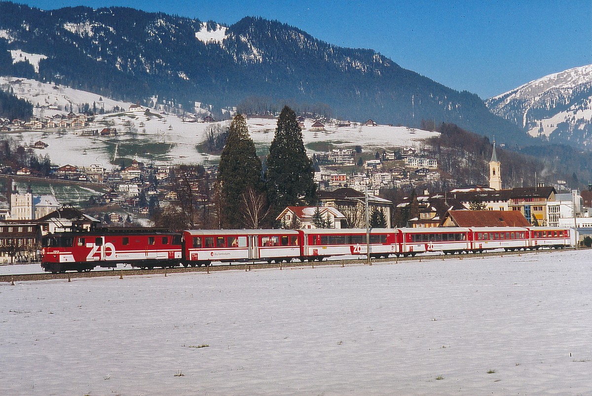 ZB: De 4/4 122 mit Regio Luzern - Gisiwil bei Sarnen am 5. Februar 2005.
Foto: Walter Ruetsch
