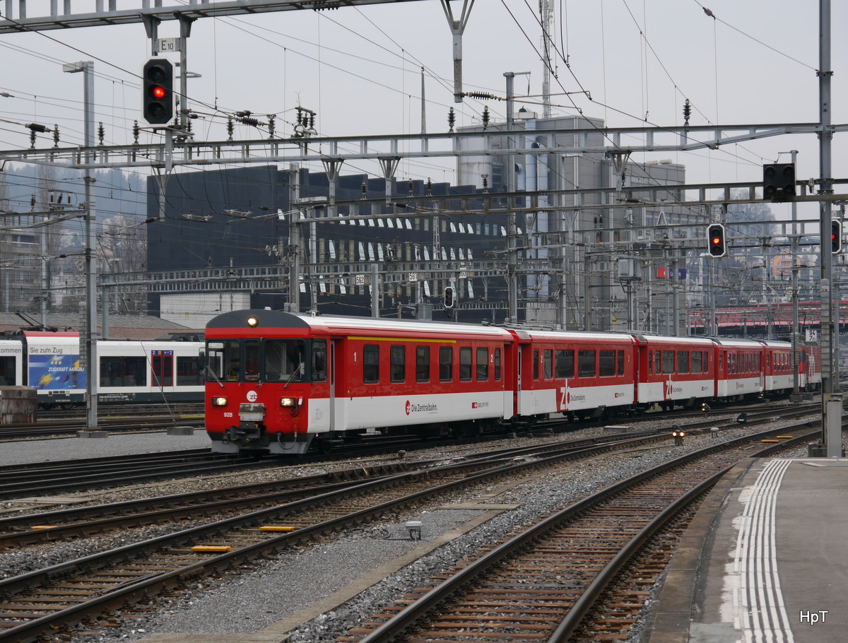 ZB - Einfahrender Zug an der Front der Steuerwagen ABt 928 im Bahnhof Luzern am 28.02.2016