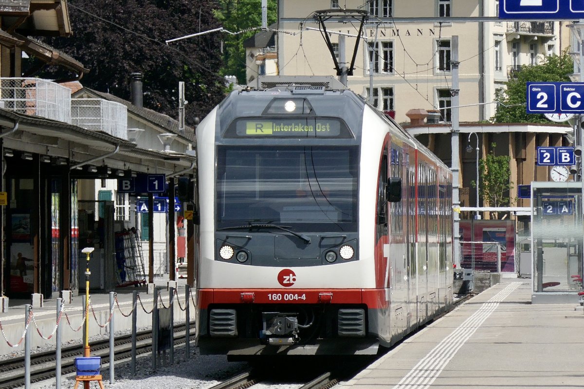 ZB Fink ABeh 160 004 verlässt am 24.5.20 den Bahnhof Meiringen.