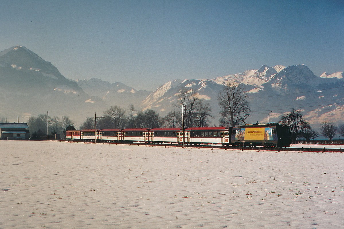 ZB: HGe 101 mit IR Interlaken Ost - Luzern bei Sarnen am 5. Februar 2005.
Foto: Walter Ruetsch 