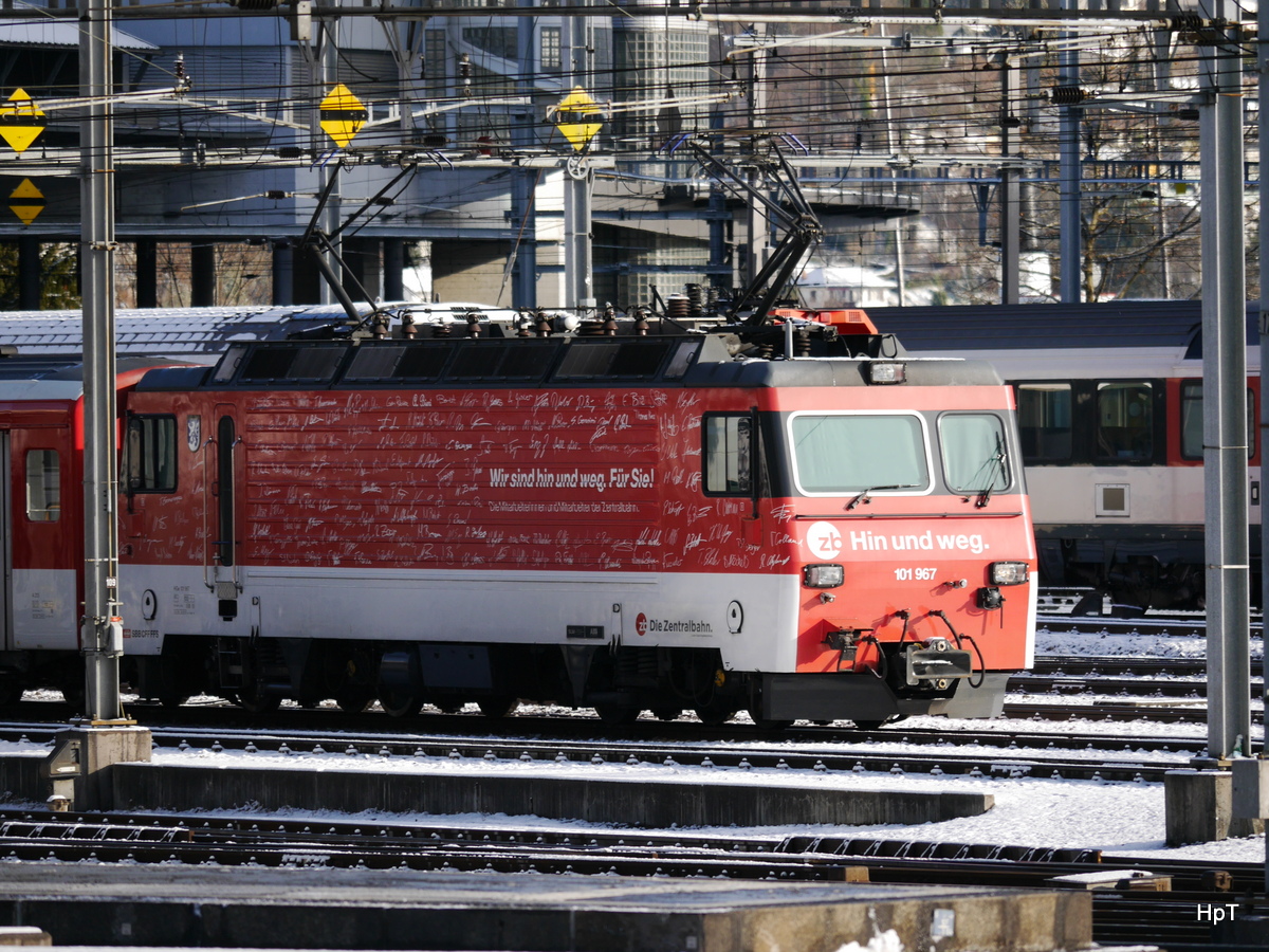 zb - HGe 4/4 101 967-8 im Bahnhofsareal von Luzern abgestellt am 09.12.2017