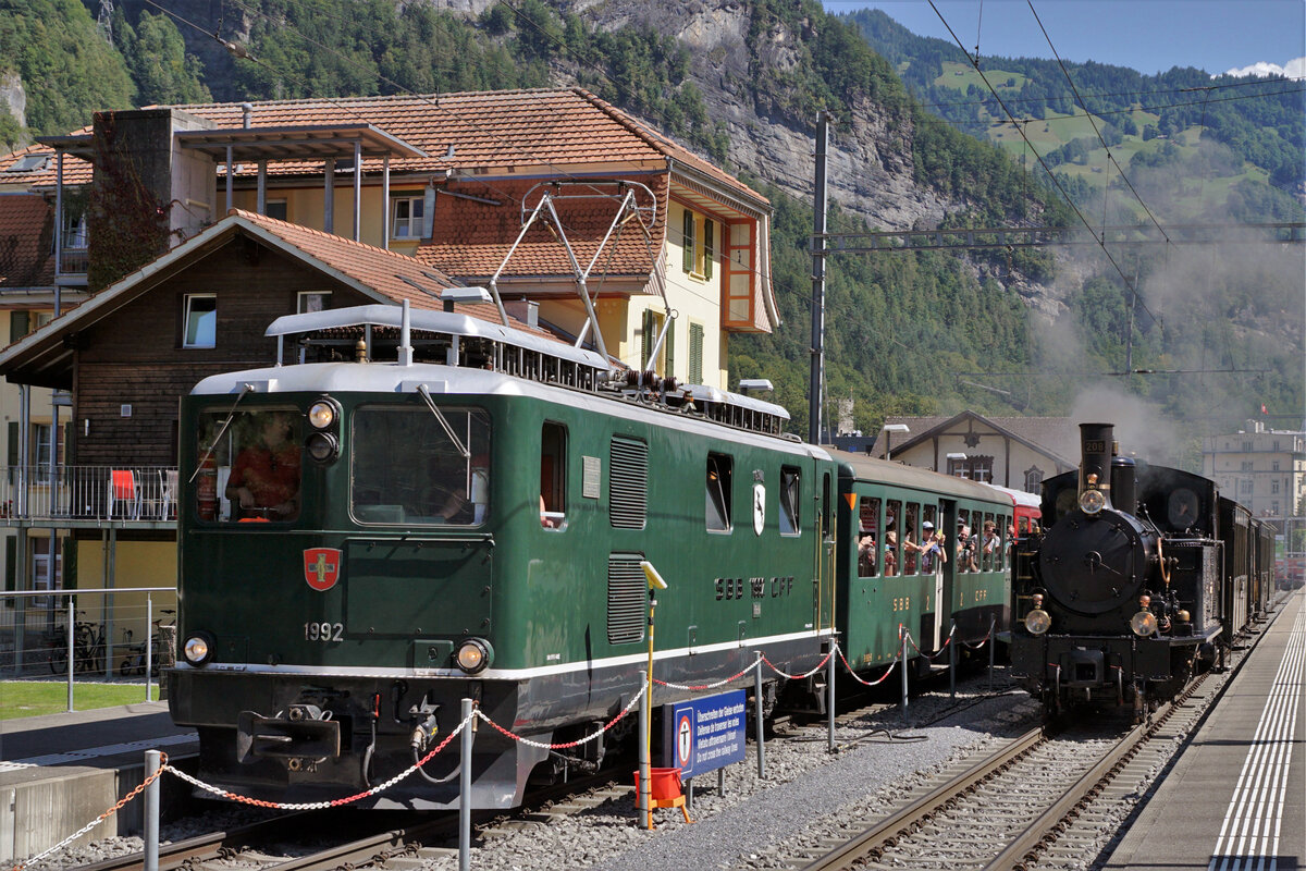 Zb Historic.
ZEITREISE AM BRÜNIG.
Der absolute Höhenpunkt dieser Zeitreise vom 5. September 2021 war die Parallelausfahrt ELEKTRISCH UND DAMPF.
Die HGe 4/4 l 1992  GISWIL  und die G 3/4 208 verlassen gemeinsam den Bahnhof Meiringen.
Foto: Walter Ruetsch