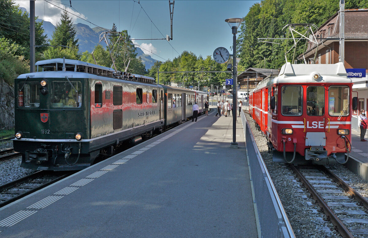 Zb Historic.
ZEITREISE AM BRÜNIG.
Der BDeh 140 005 hat die Zentralbahn an zb Historic ausgeliehen. Seit dem Jahre 2014 ist er aber nur selten für Extrafahrten im Einsatz. Am 5. September 2021, am Tag der Zeitreise am Brünig, stand er auf dem Streckenabschnitt Giswil – Brünig-Hasliberg, ausserhalb seiner früheren Geleise der ehemaligen Luzern-Stans-Engelberg-Bahn (LSE) im Einsatz.
Eine einmalige Begegnung zwischen dem HGe 4/4 l 1992  GISWIL  und dem ehemalige LSE-Pendel BDeh 140 005 + ABt 924 in Brünig-Hasliberg.
Foto: Walter Ruetsch 
