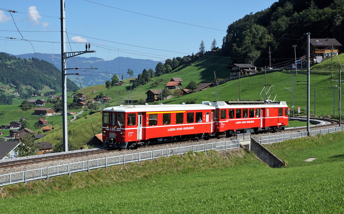 Zb Historic.
ZEITREISE AM BRÜNIG.
Der BDeh 140 005 hat die Zentralbahn an zb Historic ausgeliehen. Seit dem Jahre 2014 ist er aber nur selten für Extrafahrten im Einsatz. Am 5. September 2021, am Tag der Zeitreise am Brünig stand er auf dem Streckenabschnitt Giswil – Brünig-Hasliberg, ausserhalb seiner früheren Geleise der ehemaligen Luzern-Stans-Engelberg-Bahn (LSE) im Einsatz.
Extrazug mit BDeh 140 005 + ABt 924 unterwegs bei Lungern.
Foto: Walter Ruetsch 
