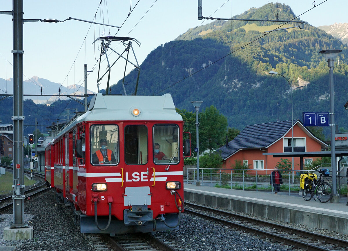 Zb Historic.
ZEITREISE AM BRÜNIG.
Der BDeh 140 005 hat die Zentralbahn an zb Historic ausgeliehen. Seit dem Jahre 2014 ist er aber nur selten für Extrafahrten im Einsatz. Am 5. September 2021, am Tag der Zeitreise am Brünig stand er auf dem Streckenabschnitt Giswil – Brünig-Hasliberg, ausserhalb seiner früheren Geleise der ehemaligen Luzern-Stans-Engelberg-Bahn (LSE) im Einsatz.
Extrazug mit BDeh 140 005 + ABt 924 in Giswil bei der Einfahrt am frühen Morgen auf Gleis 2 für die Bereitstellung.
Foto: Walter Ruetsch 
