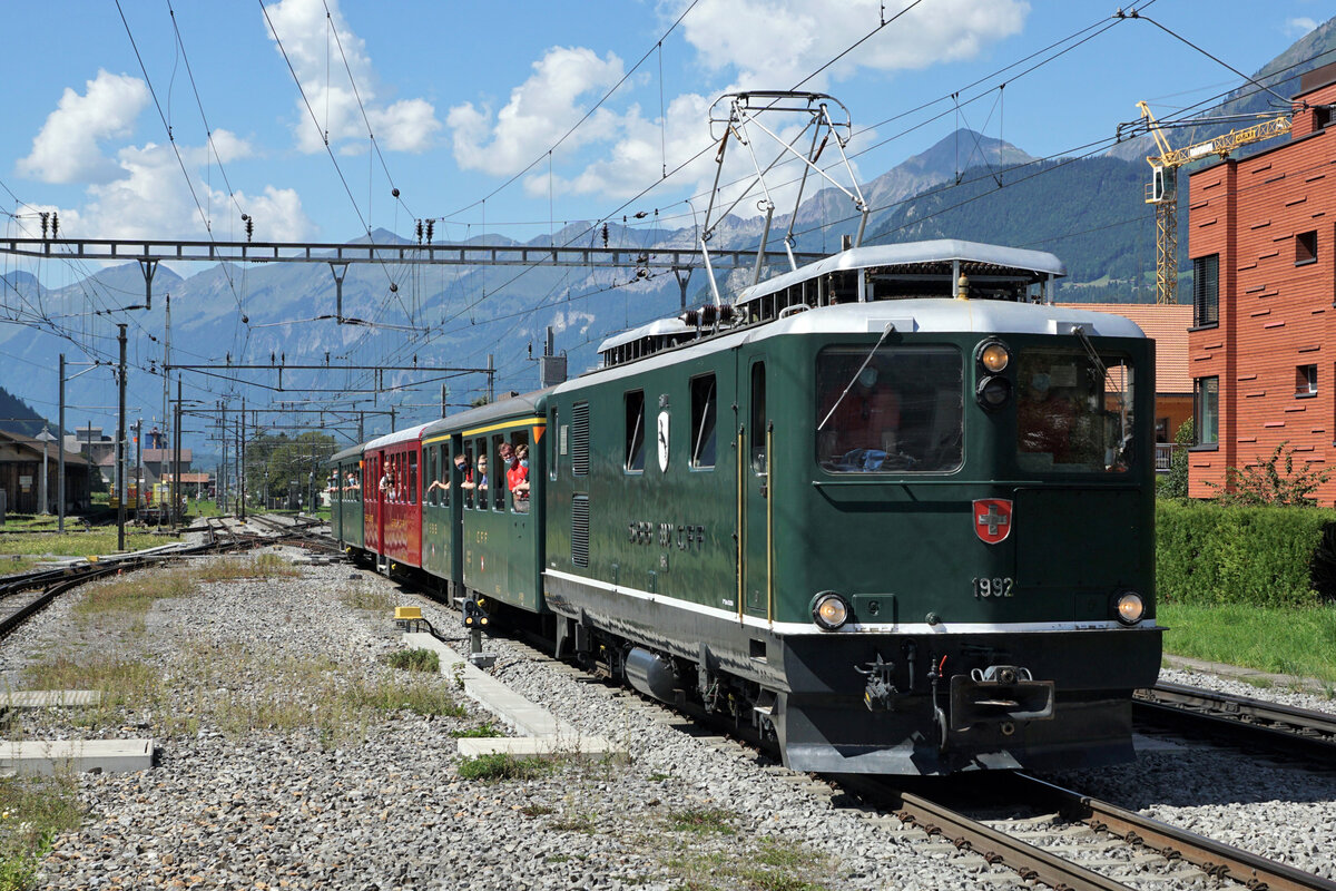 Zb Historic.
ZEITREISE AM BRÜNIG.
HGe 4/4 l 1992  GISWIL  mit dem Sonderzug kurz vor dem Endhalt Meiringen 5. September 2021. 
Foto: Walter Ruetsch 