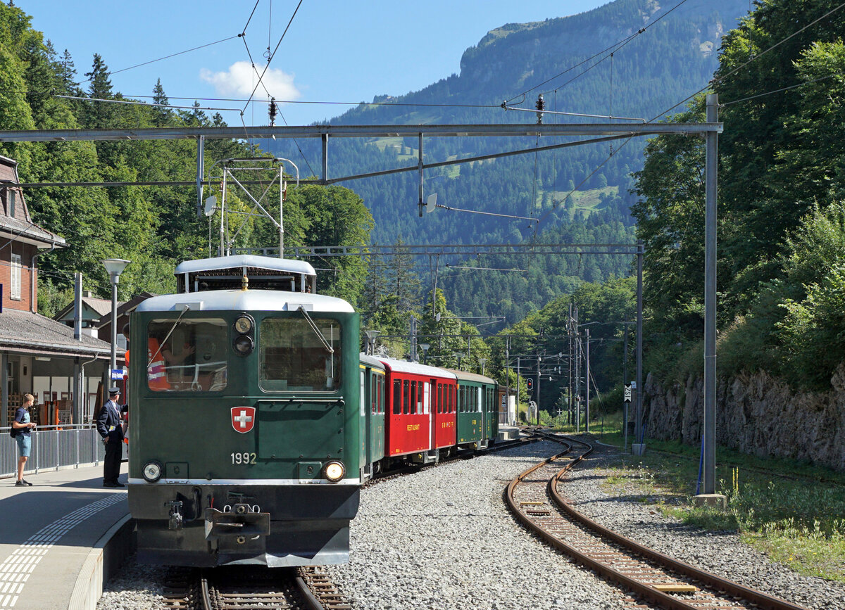 Zb Historic.
ZEITREISE AM BRÜNIG.
HGe 4/4 l 1992  GISWIL  mit dem Sonderzug in Brünig-Hasliberg am 5. September 2021 auf Rangierfahrt.
Foto: Walter Ruetsch  