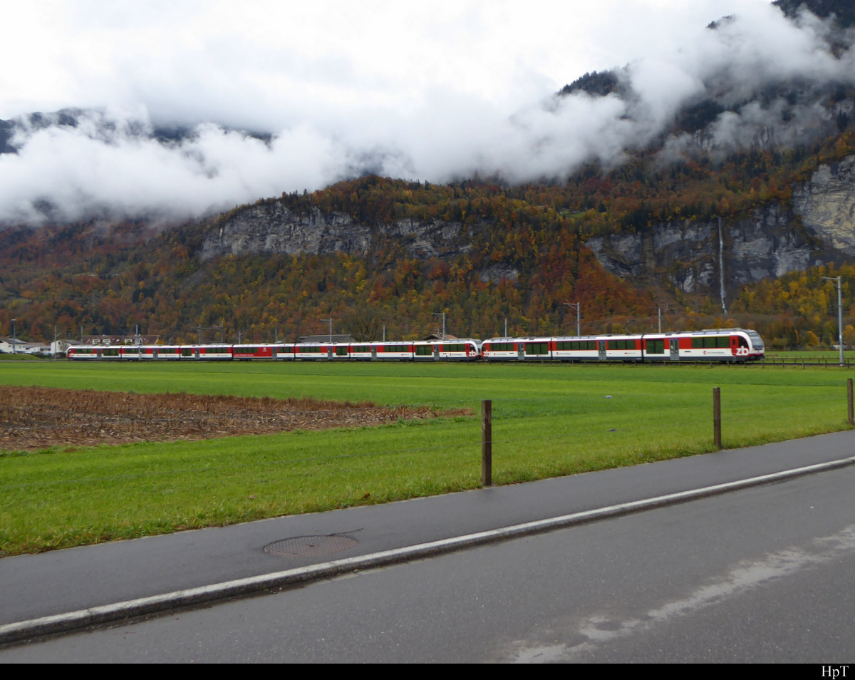 zb - IR nach Luzern an der Spitze der Triebzug ABReh 150 006-9 unterwegs in Meiringen am 24.10.2020