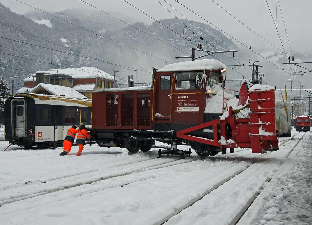 zb: Kampf gegen den Schnee auf der Bergstrecke der Zentralbahn. Am 22. Dezemben 2011 wurde die X rot m51 in Meiringen für die Rückfahrt in Richtung Brünig positioniert.
Foto: Walter Ruetsch