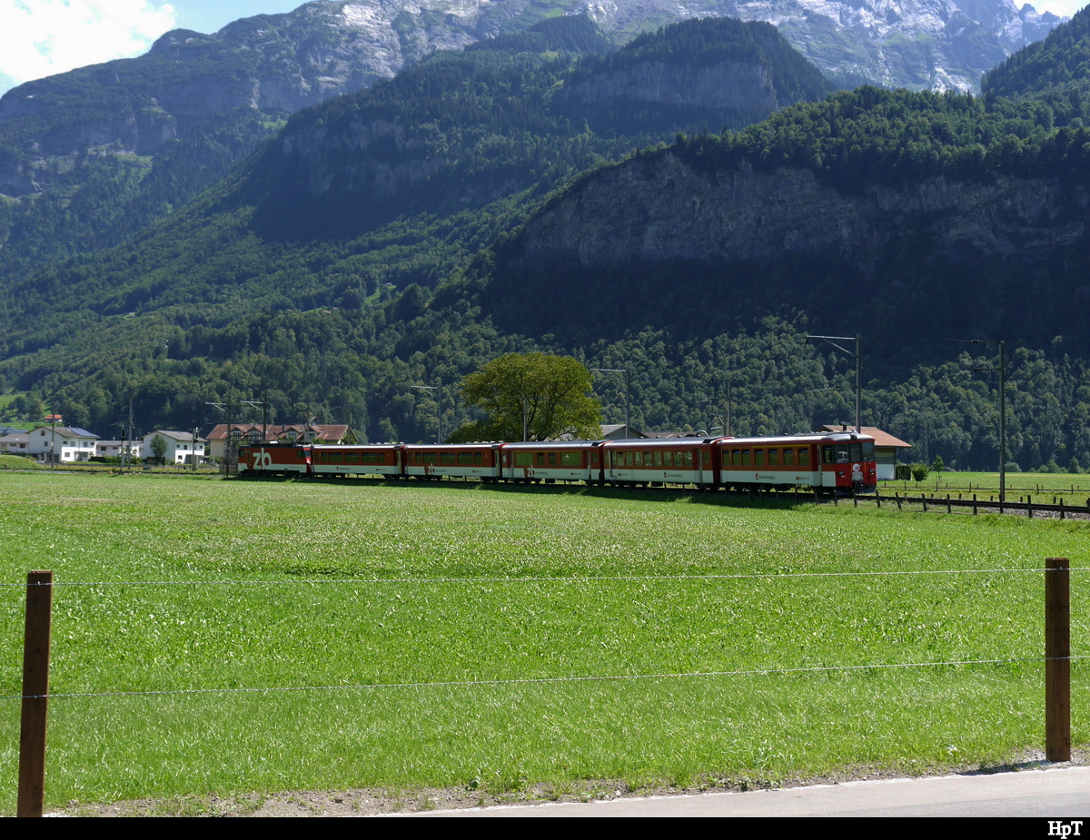 ZB - Nachschuss des Regios von Brünigpass her (Luzern) nach Meiringen unterwegs in Meiringen am Schluss der Steuerwagen ABt 925 am 27.07.2018