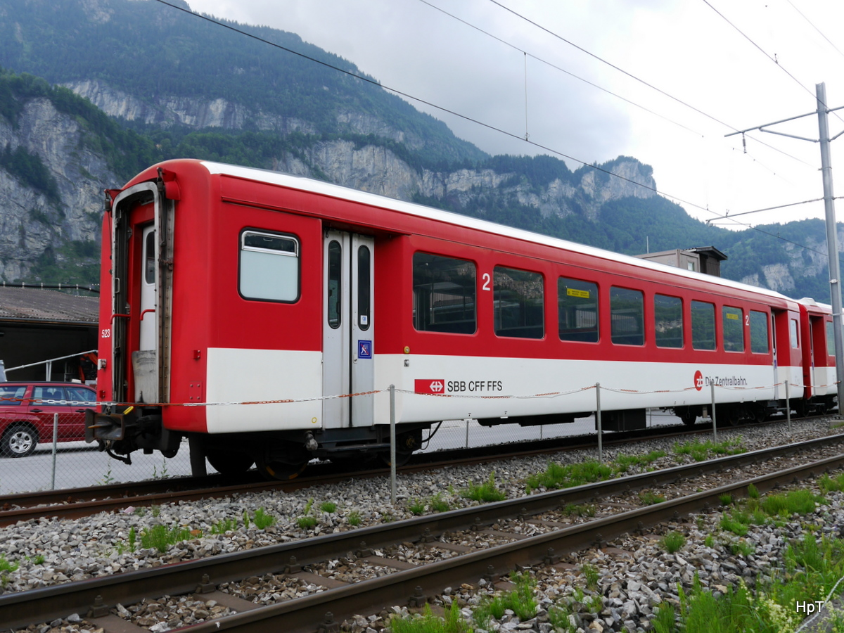 ZB - Personenwagen 2 Kl. B 523-4 abgestellt auf einen Anschlussgeleise ausserhalb des Bahnhof in Meiringen am 04.08.2017