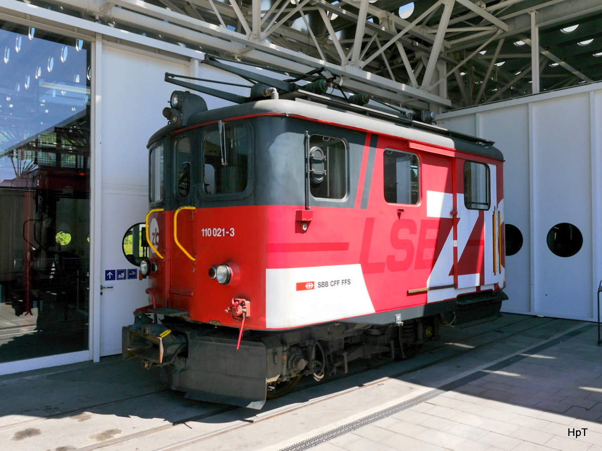 zb - Reste des  De 4/4 110 021-3 ausgestellt im Verkehrshaus in Luzern am 21.05.2016