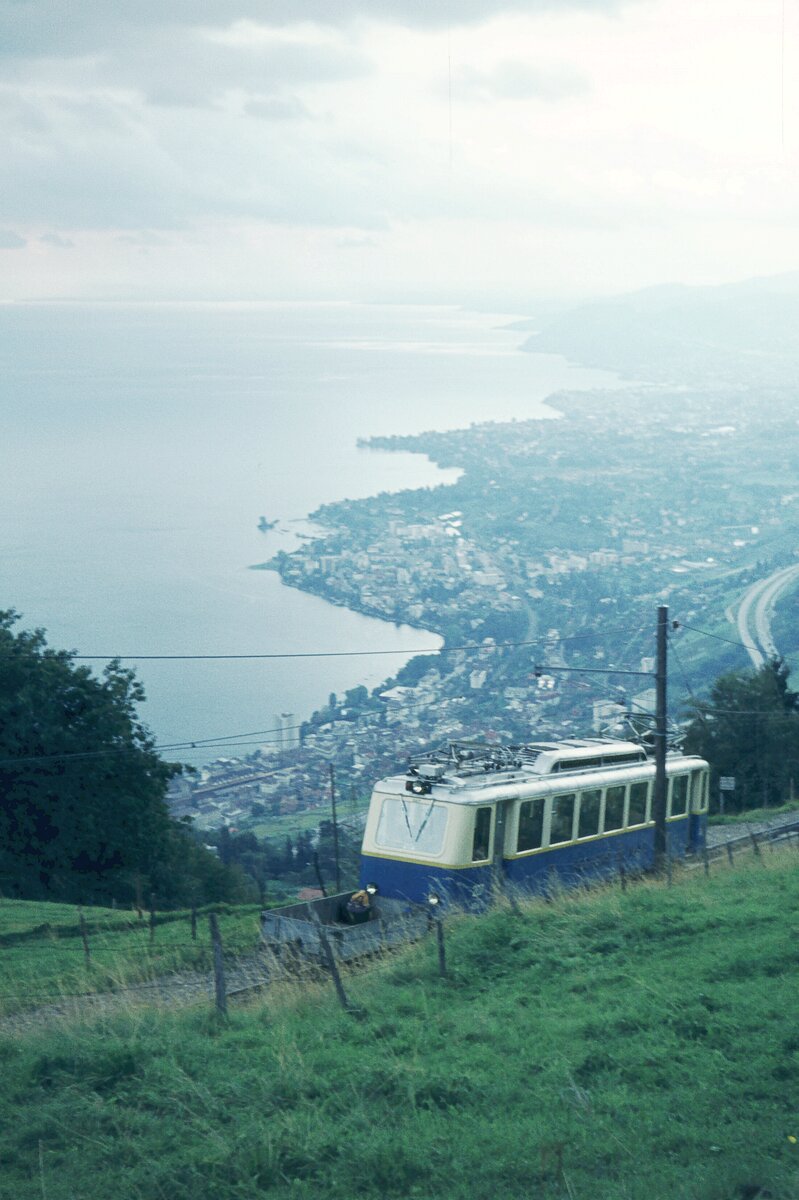 Zb Rochers-de-Naye__Auffahrt von Montreux nach Glion. Einer der 8 äußerlich baugleichen Tw aus den Jahren 1938 bis 1966 (SLM + BBC) für System Abt, Spurweite 800 mm, schiebt wie häufig zu beobachten war, einen offenen G-Wagen vor sich her. Bis zur 1.970 Meter hoch gelegenen Bergstation haben sie ab Montreux auf der 10,5 Kilometer langen Strecke knapp 1.600 Höhenmeter zu überwinden. 