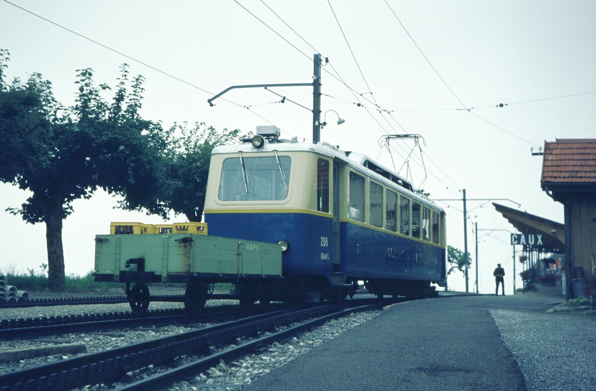 Zb Rochers-de-Naye_Ausweichbhf. Caux. Tw 206 (SLM 1947  +2000) liefert Getränkenachschub zum Gipfel.  04-09-1976