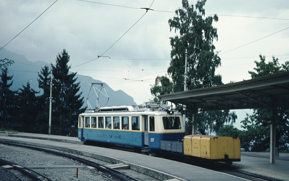 Zb Rochers-de-Naye_Ausweichbhf. Glion. Tw 207 (SLM 1949) als Postzug__04-09-1976