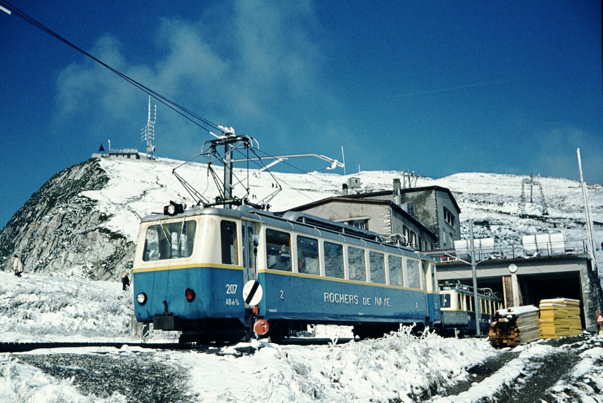 Zb Rochers-de-Naye_Tw 207 (SLM 1947) bei der Einfahrt in den Bergbhf.__04-09-1976