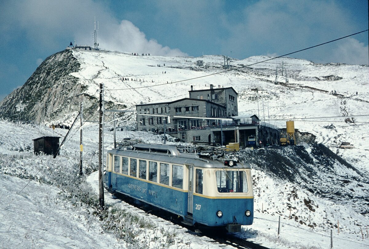 Zb Rochers-de-Naye_Tw 207 (SLM 1949) vor dem Bergbhf.__04-09-1976
