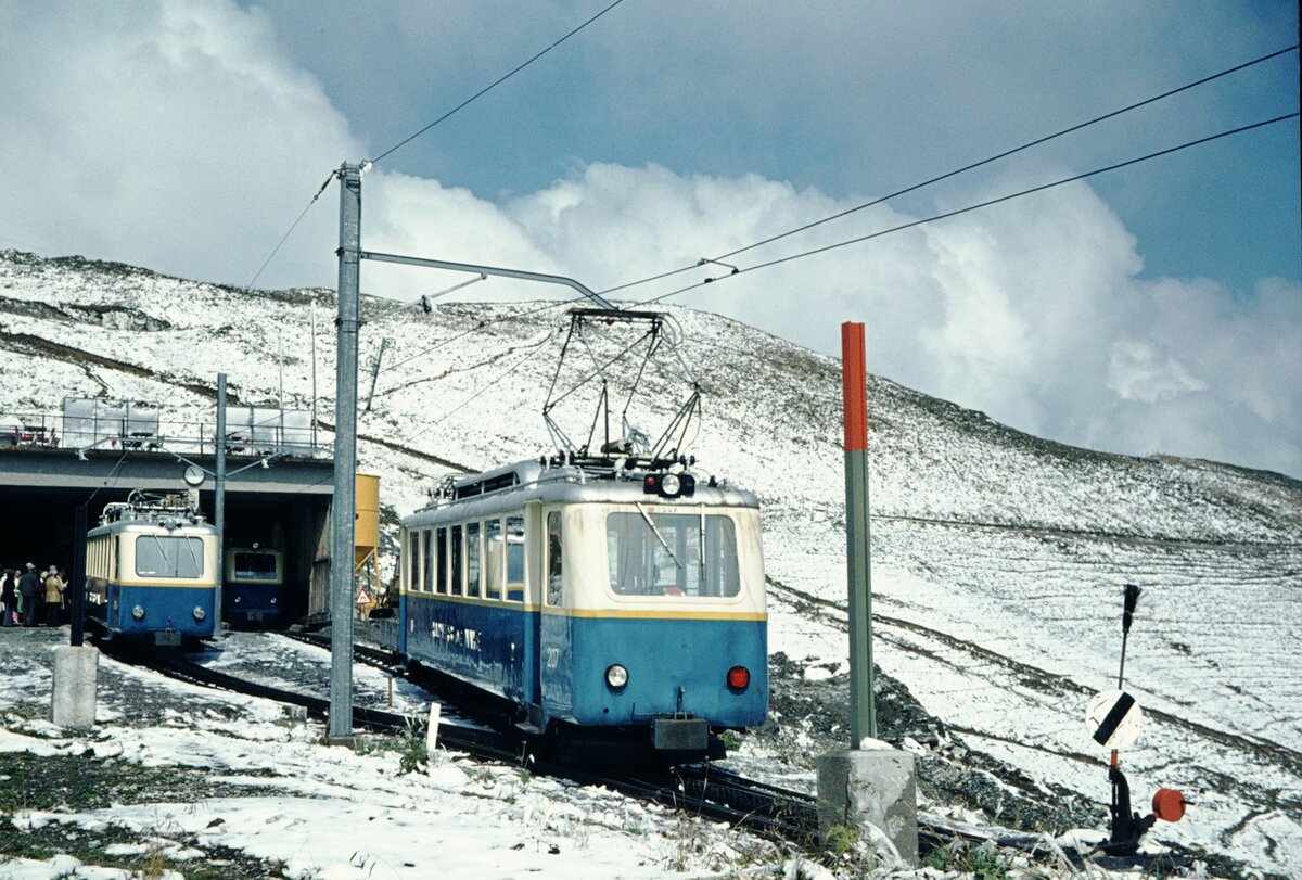 Zb Rochers-de-Naye_Tw207 und zwei weitere Tw im Bergbhf.__04-09-1976