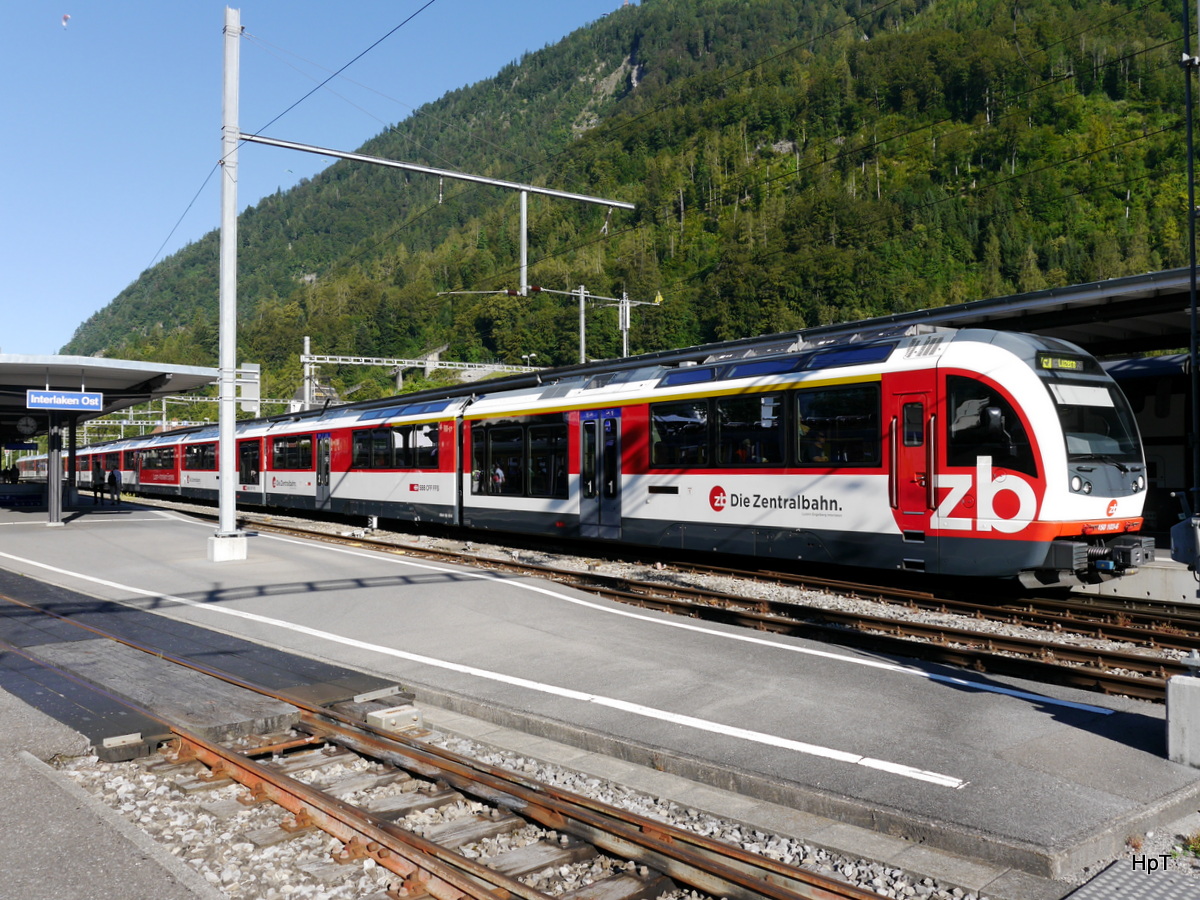 zb - Schnellzug nach Luzern an der Spitze der Triebwagen 150 103-6 im Bahnhof Interlaken Ost am 14.08.2016