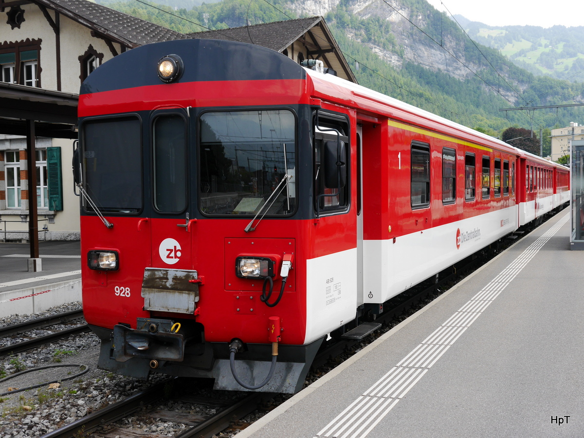 ZB - Steuerwagen ABt 928 an der Spitze eines Reserve Pendelzuges im Bahnhof von Meiringen am 04.08.2017