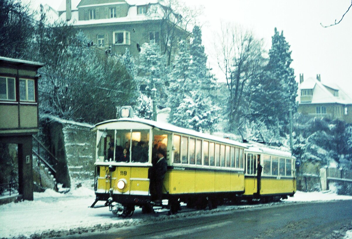 ZB Stuttgart 18-03-1975  Ein Zug fuhr noch : Von den vier verfügbaren Tw befand sich 101 in der Hw zur Modernisierung, 103 + 105 in der ZB-Werkstatt zur Reparatur.Insbesondere das Streusalz im Winter und gewisse Alterserscheinungen machten den teils 40 Jahre alten Tw in den letzten Einsatzjahren öfters zu Schaffen.Im Bild Bw 118 (ME 1898) und Tw 104 (ME 1950)fuhren noch tapfer im 30-Minuten-Takt (statt 15).Überfüllte Züge wie hier gab es wohl Jahrzehnte nicht mehr.
104+118 stehen heute im Straßenbahn-Museum der SHB in S-Bad Cannstatt zusammen mit Bw 120.