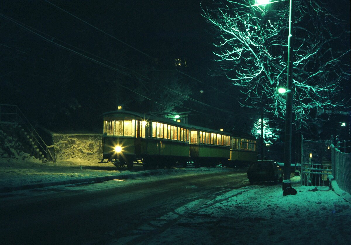 ZB Stuttgart 3-Wagen-Zug bei Nacht und Schnee an der Wielandshöhe Mitte der 70er