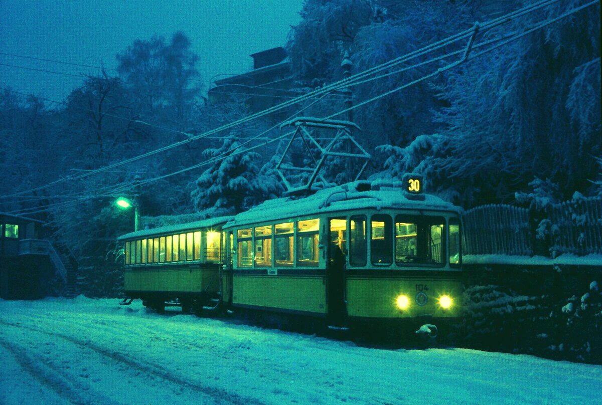 ZB Stuttgart  Schaut so weihnachtlich aus, aber es war der 19-03-1975 als nach 2 Tagen heftiger, nasser Schneefälle die talseitige Weiche an der Ausweiche 'Wielandshöhe' ihren Dienst versagte.Tw 104 mit Bw 118 auf Talfahrt waren am frühen Abend für ca. 1 1/2 Stunden  gefangen .Dann 30-Min.-Verkehr (mit einem Zug) übers Geradeaus-(Berg)Gleis.Wegen der Störung brennt auch ausnahmsweise Licht im alten Stellwerk, das seit der Automatisierung der Weichen 1973 nicht mehr besetzt war.