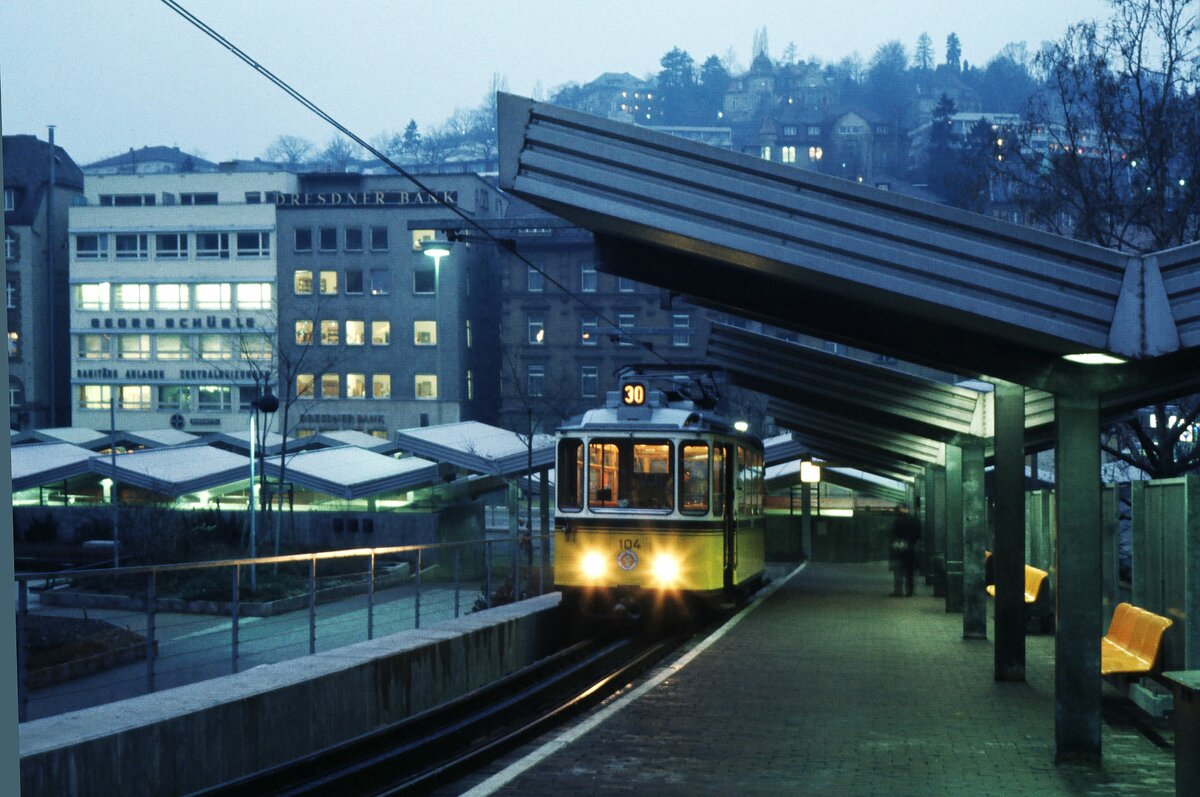 ZB Stuttgart  Talstation Marienplatz im Morgengrauen mit Tw 104 (Me 1950) am 03-01-1975